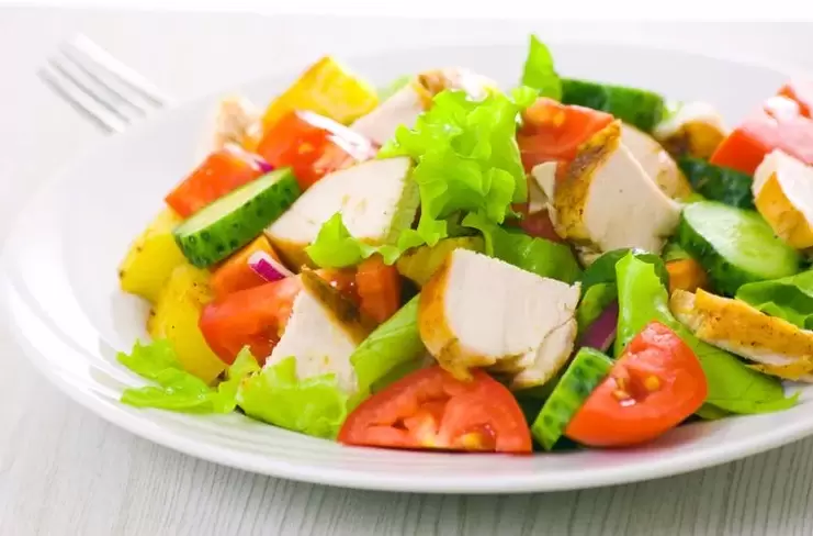 salată cu legume și pui pentru o dietă fără carbohidrați