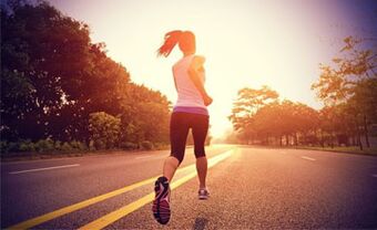 Antrenamentul cardio, cum ar fi alergatul, ajută la arderea grăsimilor din picioare. 
